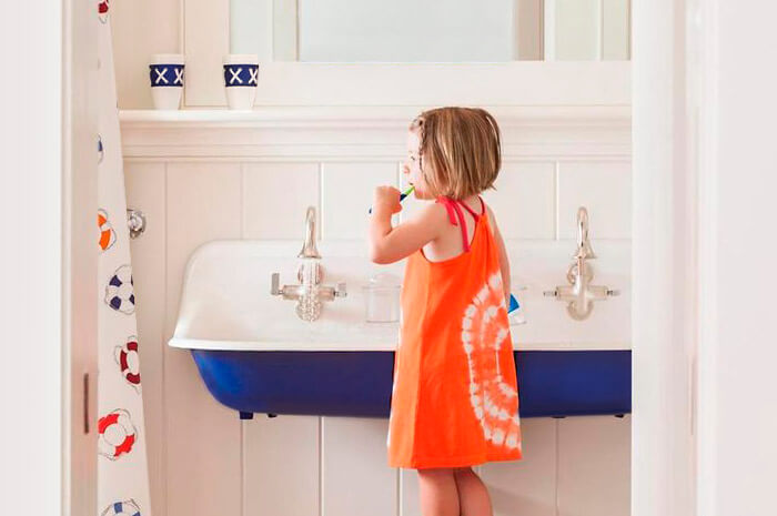Как сделать ванную комнату безопасной для ребенка?
