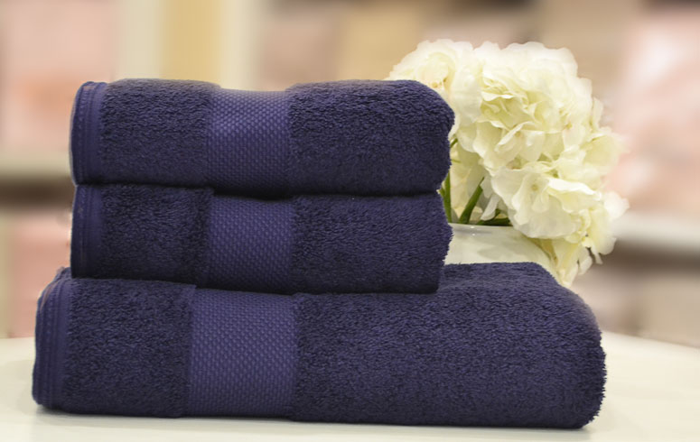 Фиолетовое полотенце. Сиреневое полотенце. Полотенце банное фиолетовое. Темно фиолетовое полотенце.